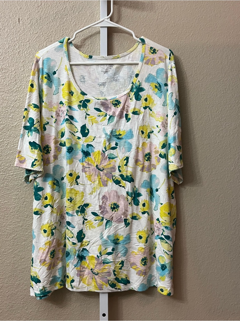 Time and tru women’s floral scoop neck tee